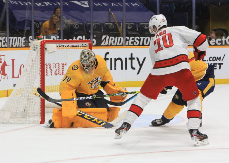 Sebastian Aho iski kaksi maalia Juuse Saroksen seläntaakse