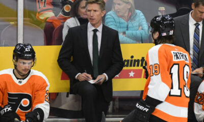 Dave Hakstol valmensi Philadelphia Flyersia pari vuotta sitten.