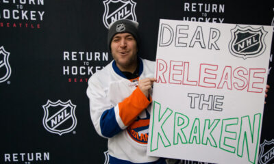 NHL-fani kyltin kanssa.