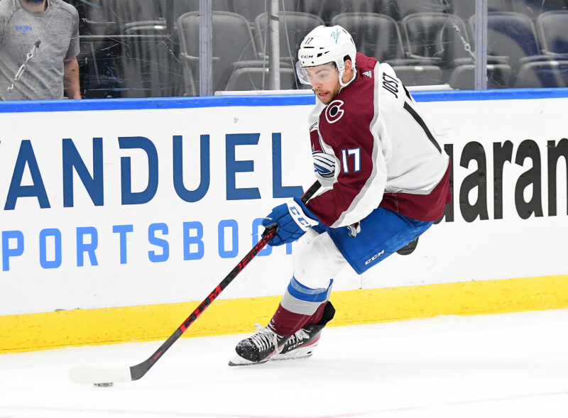 Tyson Jost on kanadalaishyökkääjä joka jatkaa Coloradossa.