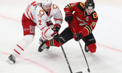 Denis Zernov vääntää Avtomobilistin pelaajan kanssa.