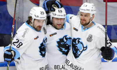 Dinamo Minskin pelaajat juhlivat maalia.