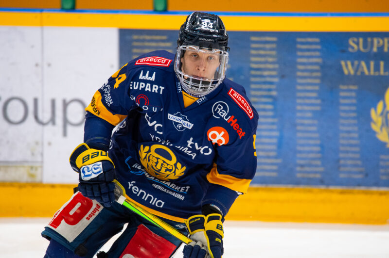 Anrei Hakulinen Lukon paidassa.