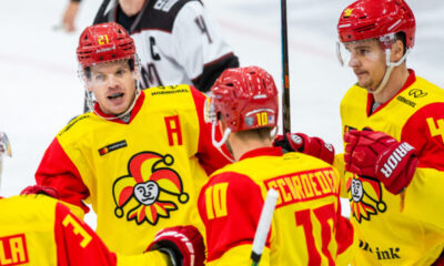 Jokerit juhlii maalia.