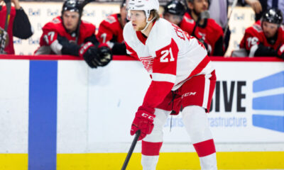 Dennis Cholowski Red Wingsin paidassa.