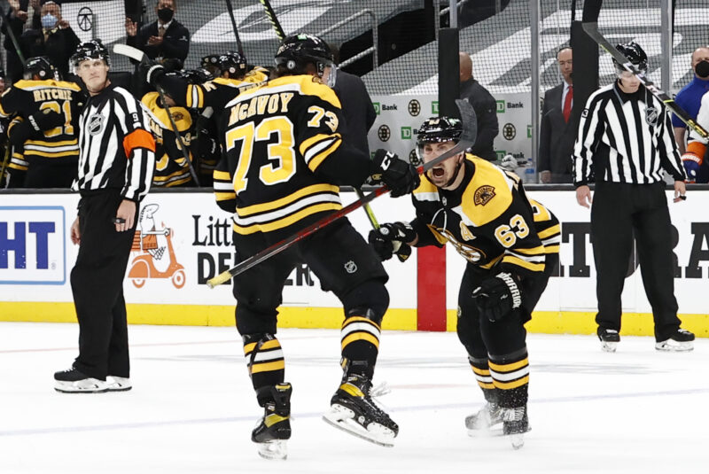 Charlie McAvoy tuulettaa Marchandin kanssa, Boston Bruins