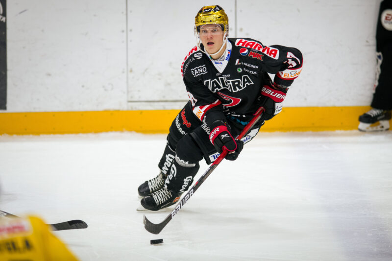 Joakim Kemell JYP:n paidassa.