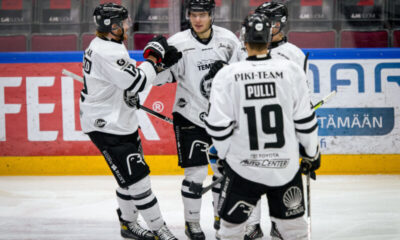 TPS ja Aarne Intonen juhlii maalia.