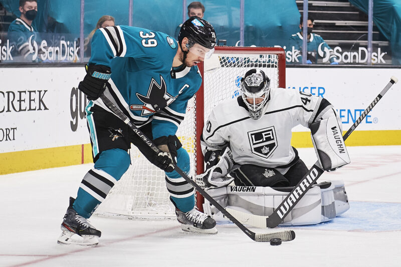 Logan Couture Kingsiä vastaan pelaamassa.