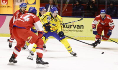 Pontus Holmberg Ruotsin paidassa Tshekki pelaajien keskellä.