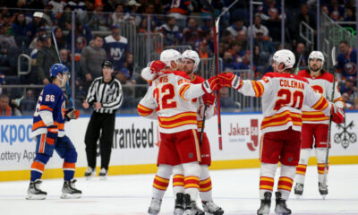 Calgary Flames juhlii maalia UBS Arenalla New Yorkin Belmontissa.