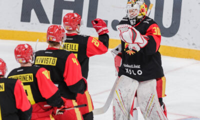 Janne Juvonen juhlii voittoa Jokereiden maalilla.