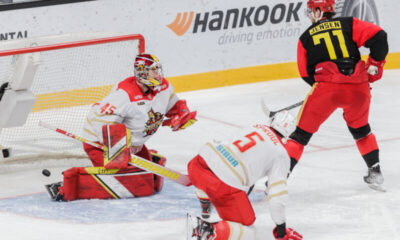Nicklas Jensen viimeistelee osuman Kunlun Red Starin verkkoon. Kuvassa myös Jeremy Smith.