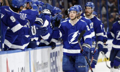 Brayden Point juhlii maalia Tampa Bay Lightningin pelaajien kanssa.