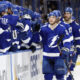 Brayden Point juhlii maalia Tampa Bay Lightningin pelaajien kanssa.