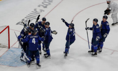 Suomi juhlii voittoa olympiavälierässä.