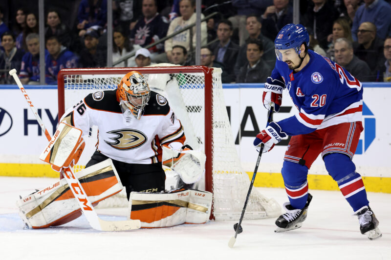 New York Rangersin Chris Kreider lähellä maalintekoa John Gibsonille.