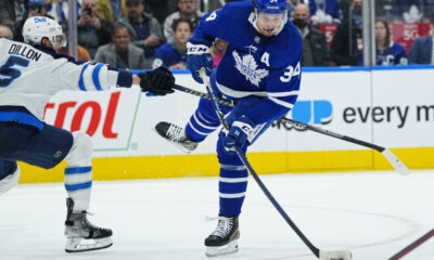 Auston Matthews Toronto Maple Leafs laukoo Winnipeg Jetsiä vastaan pelattavassa ottelussa.