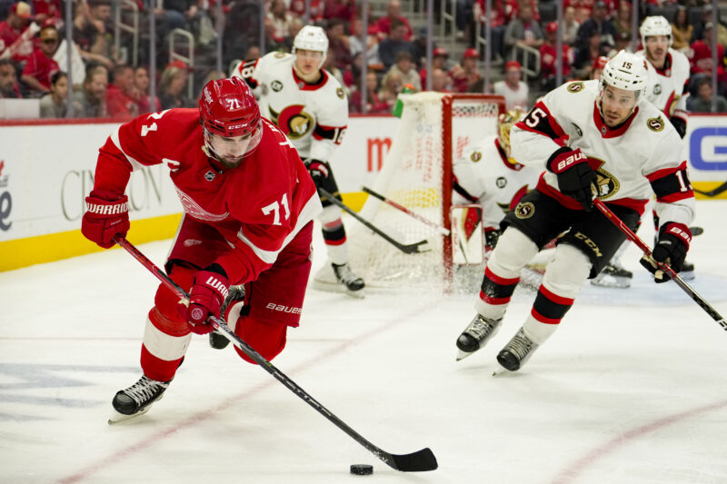 Detroit Red Wingsin kapteeni Dylan Larkin Ottawa Senatorsia vastaan.