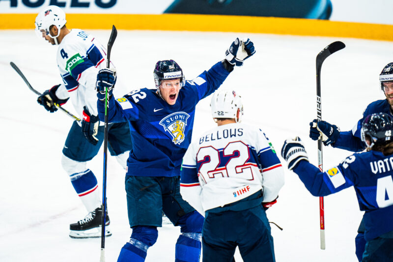 Harri Pesonen ja Leijonat tuulettaa maalia Usaa vastaan.
