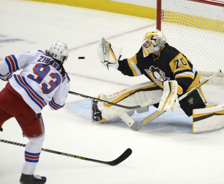 New York Rangersin Mika Zibanejadilla paikka. Louie Domingue torjuu Pittsburgh Penguins