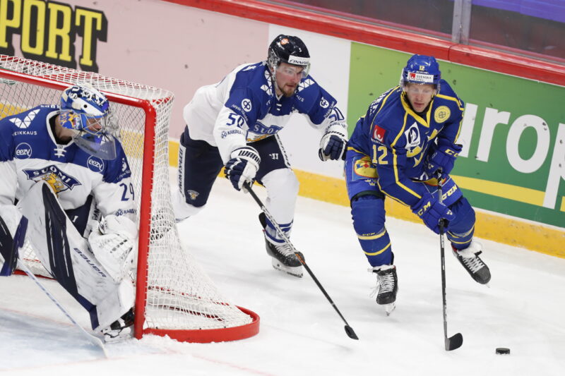Mikael Seppälä puolustaa ruotsalaista pelaajaa. Leijonat. EHT