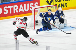 Atte Ohtamaa blokkaa MM-finaalissa Dylan Cozensin laukauksen.