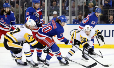 New York Rangersin Artemi Panarin pujottelee Pittsburgh Penguinsin puolustusta.