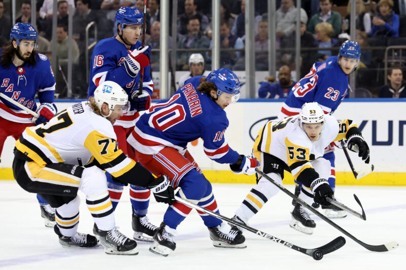 New York Rangersin Artemi Panarin pujottelee Pittsburgh Penguinsin puolustusta.