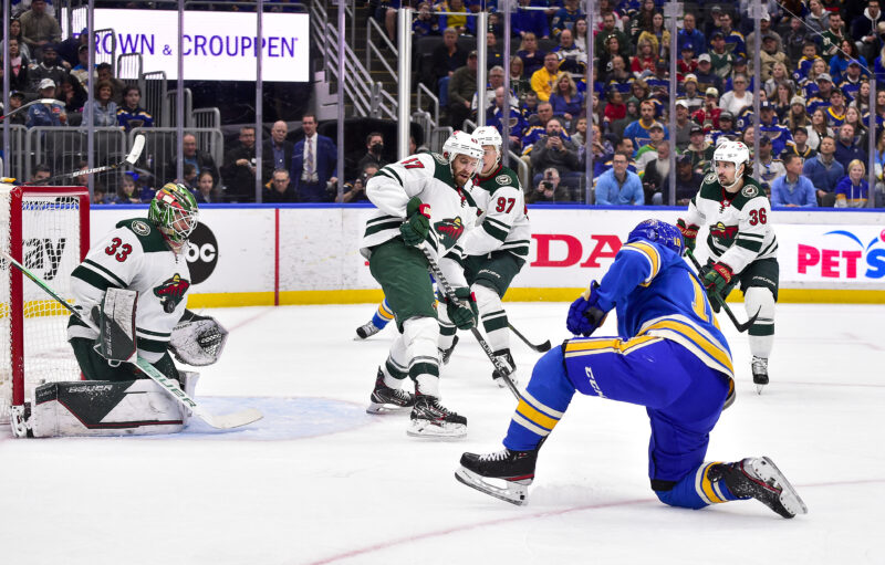 St. Louis Bluesin Robert Thomas laukoo, Cam Talbot Minnesota Wildin maalilla.