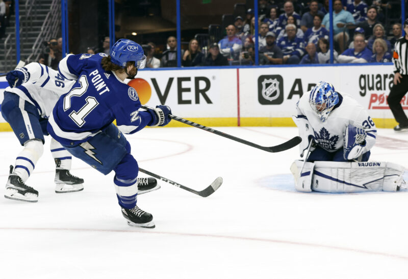 Tampa Bay Lightningin Brayden Point loukkaantui Toronto Maple Leafsia vastaan.
