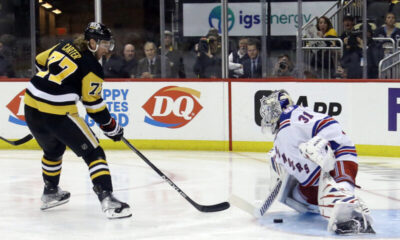 Pittsburgh Penguinsin Jeff Carter lähellä maalintekoa New York Rangersin Igor Shesterkiniä vastaan.