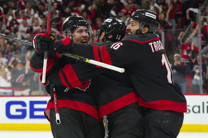 Carolina Hurricanesin pelaajat juhlii maalia.