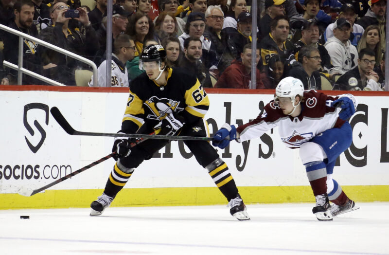 Pittsburgh Penguinsin Rickard Rakell jatkaa organisaatiossa.