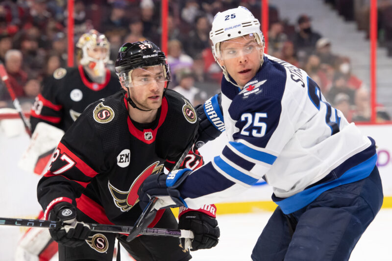 Carolina Hurricanes hankki Paul Stastnyn.