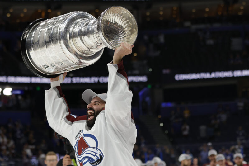 Colorado Avalanchen kanssa Stanley Cupin voittanut Nazem Kadri teki sopimuksen Calgary Flamesin kanssa.
