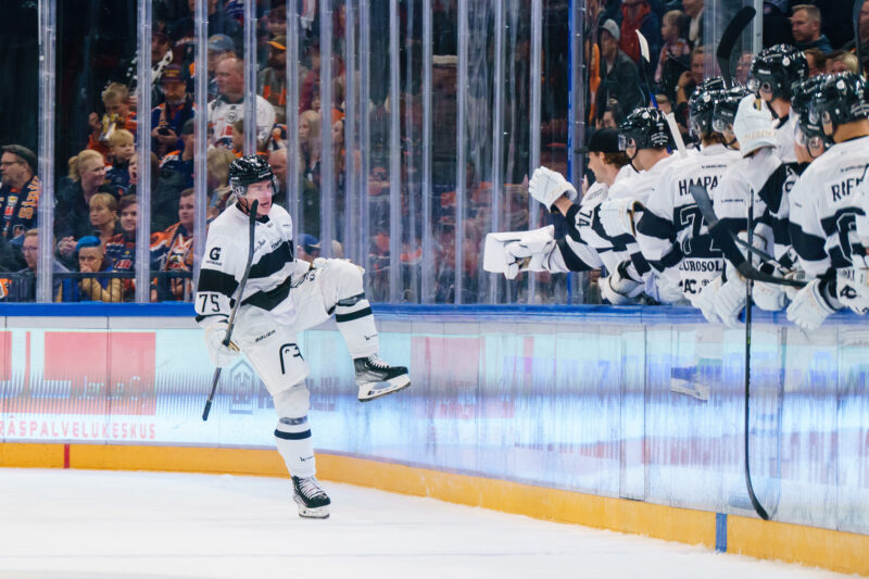 TPS:n Arttu Ilomäki tuulettaa maalia Tapparaa vastaan.