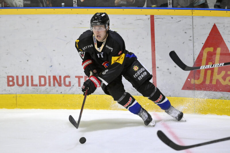 Janne Kuokkanen Fribourg-Gotteronin paidassa.