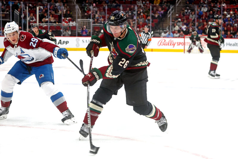 Arizona Coyotesia edustanut Antoine Roussel siirtymässä Philadelphiaan.