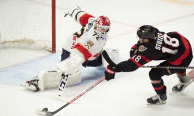 Ottawa Senatorsin Tim Stutzle ohittamassa Florida Panthersin Sergei Bobrovskya.