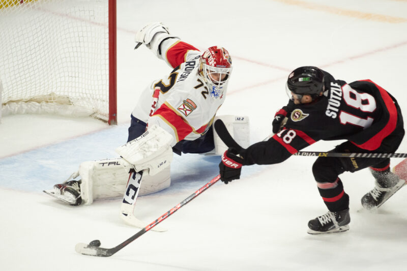 Ottawa Senatorsin Tim Stutzle ohittamassa Florida Panthersin Sergei Bobrovskya.