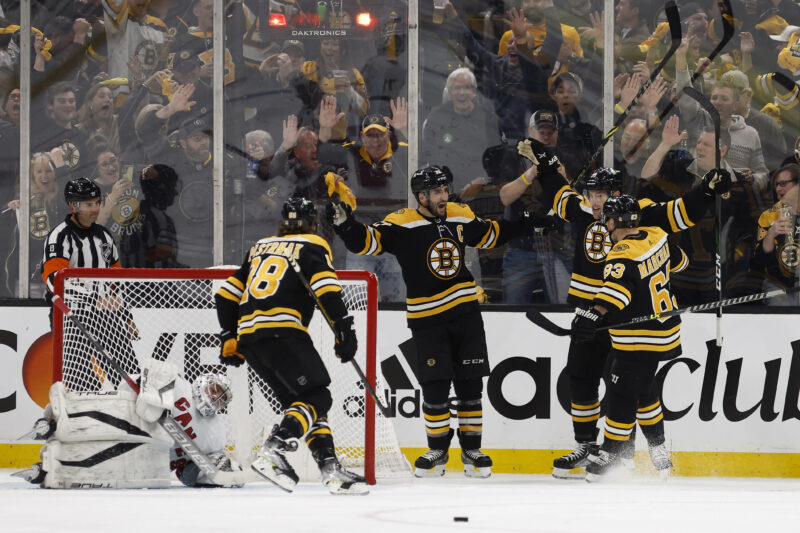 Boston Bruins juhlii maalia.