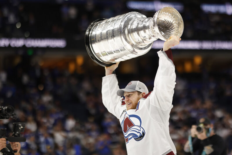 Colorado Avalanchen Nathan MacKinnon teki 100 miljoonan sopimuksen.