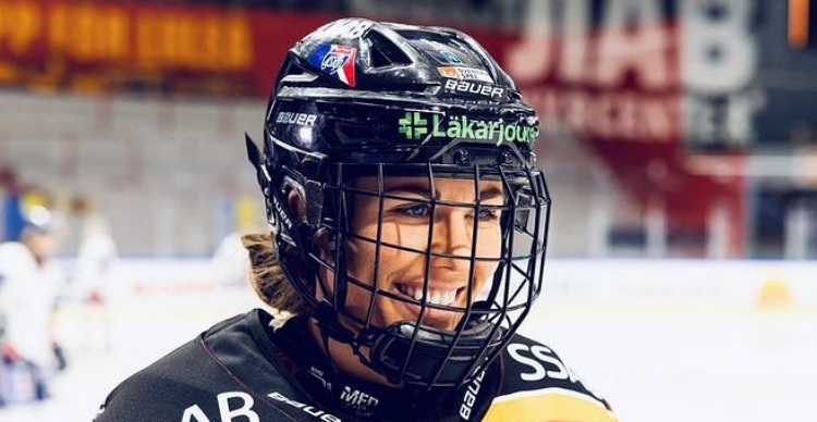 Ruotsalainen lätkähottis Anna Kjellbin harvinaisissa allaskuvissa - huh, mikä kuumis!