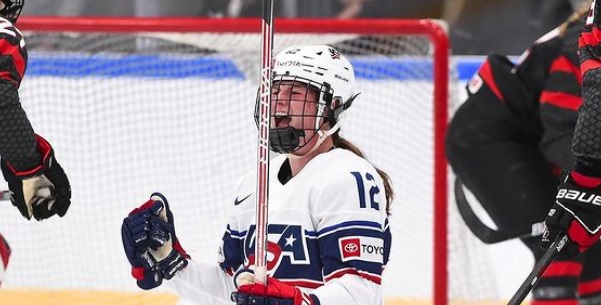 Amerikkalainen lätkäpelaaja Kelly Pannek biksuparaatissa ystävien kanssa - kuva!