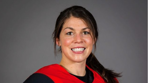 Lätkähottis Rebecca Johnston bikinikuvissa veneilemässä - kaunotar on timmissä kunnossa!