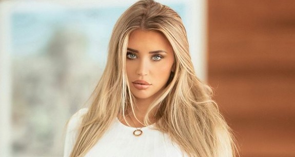 Maailman kuumin jääkiekkoilija minimaalisisssa shortseissa ja punaisessa bodyssa - nyt on kuumaa!