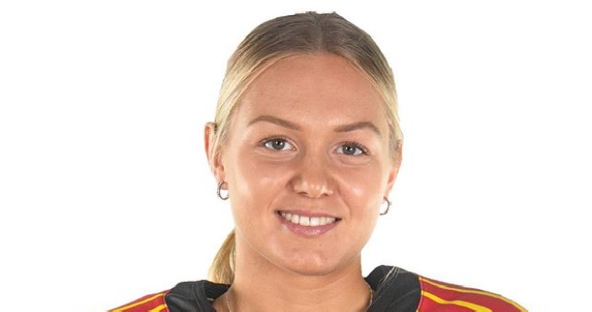 Ruotsalaiskiekkoilija Josefin Bouveng nautiskeli kesästä bikinit yllään: kaunotar!