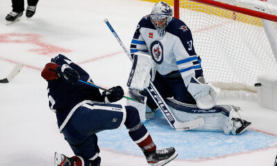Colorado Avalanchen Mikko Rantanen iskee maalin Winnipeg Jetsin Connor Hellebuyckille.