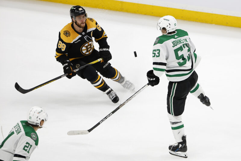 Dallas Stars ja Boston Bruins, David Pastrnak sekä Wyatt Johnston